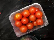Pomidory koktajlowe , cena 2,69 PLN za 250 g/1 opak., 100g=1,08 PLN.