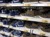 Buty sportowe zamszowe w najnowszej ofercie Auchana zostały ...