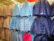 Bardzo modne w tym sezonie puchowe kurtki damskie kupisz w Auchan ...