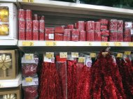 W Auchanie znajdziemy łańcuchy choinkowe czerwone gęste, ...
