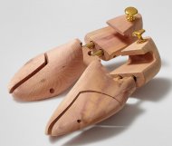 Prawidła do butów z drewna cedrowego , cena 99,00 PLN 
<i>Poprawia ...
