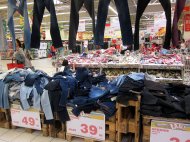 Duży wybór spodni jeansowych w atrakcyjnych cenach w Auchan.