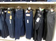 Męskie, klasyczne jeansowe spodnie w ciemnym odcieniu z prostą ...