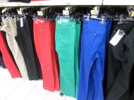 Kolorowe spodnie damskie za 49 zł w Auchan. Warto także zainwestować ...