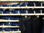Jeansy jasne lub ciemne dostępne w Auchan za 79,99 zł.