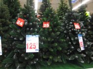 W Auchanie oferta sztucznych drzewek świątecznych. Drzewka ...
