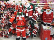 W Auchanie Mikołaj wspinający się po drabinie idealny do ...