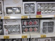 W Auchanie srebrne bombki zdobione brokatem lub z czerwonymi ...