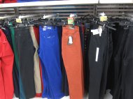 Ożyw swój wygląd kolorowymi spodniami, które kupisz w Auchan ...
